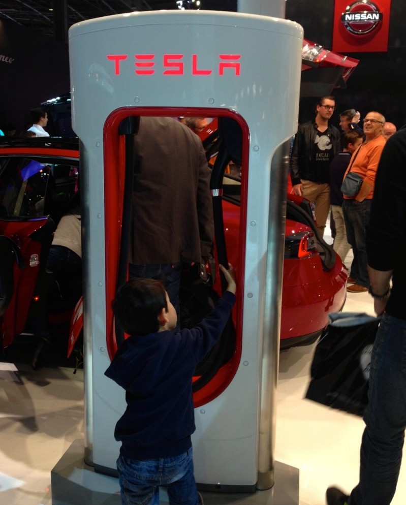 Tesla-mode-S-7-auto-show-pairs-2014