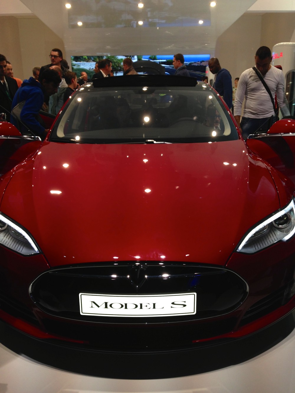 Tesla-fashion-S-salon-auto-pairs -2014
